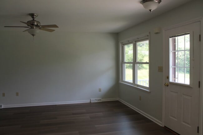 Building Photo - 553 Gordon Rd