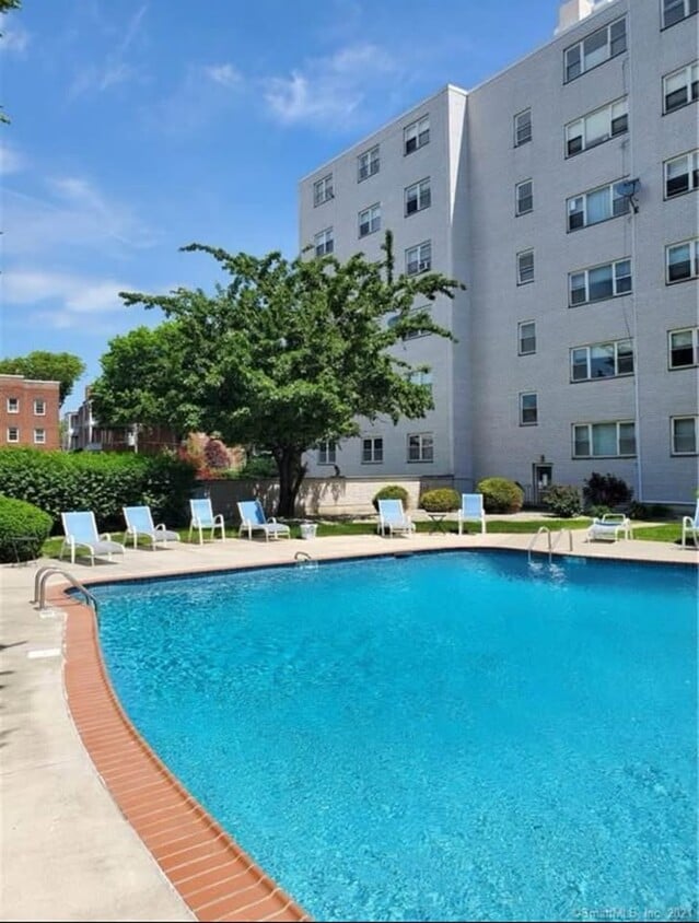 Photo - 887 Farmington Ave (West Hartford, CT)