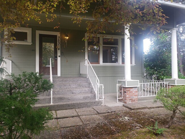 Foto del edificio - Large Unique House in Milwaukie with Big Fenced Yard