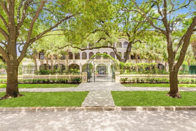 Building Photo - 2700 Albany St