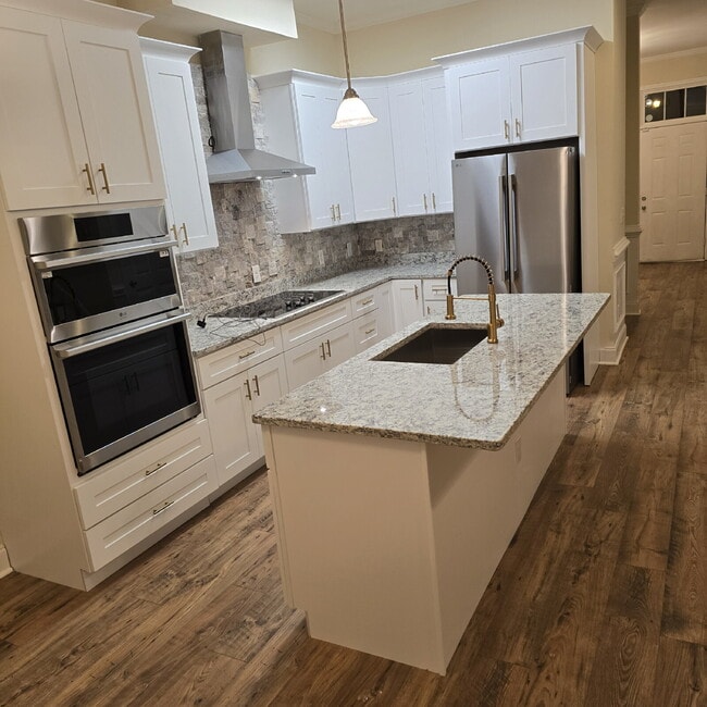 Building Photo - 5 Bedroom and 4.5 Baths. This home has it ...