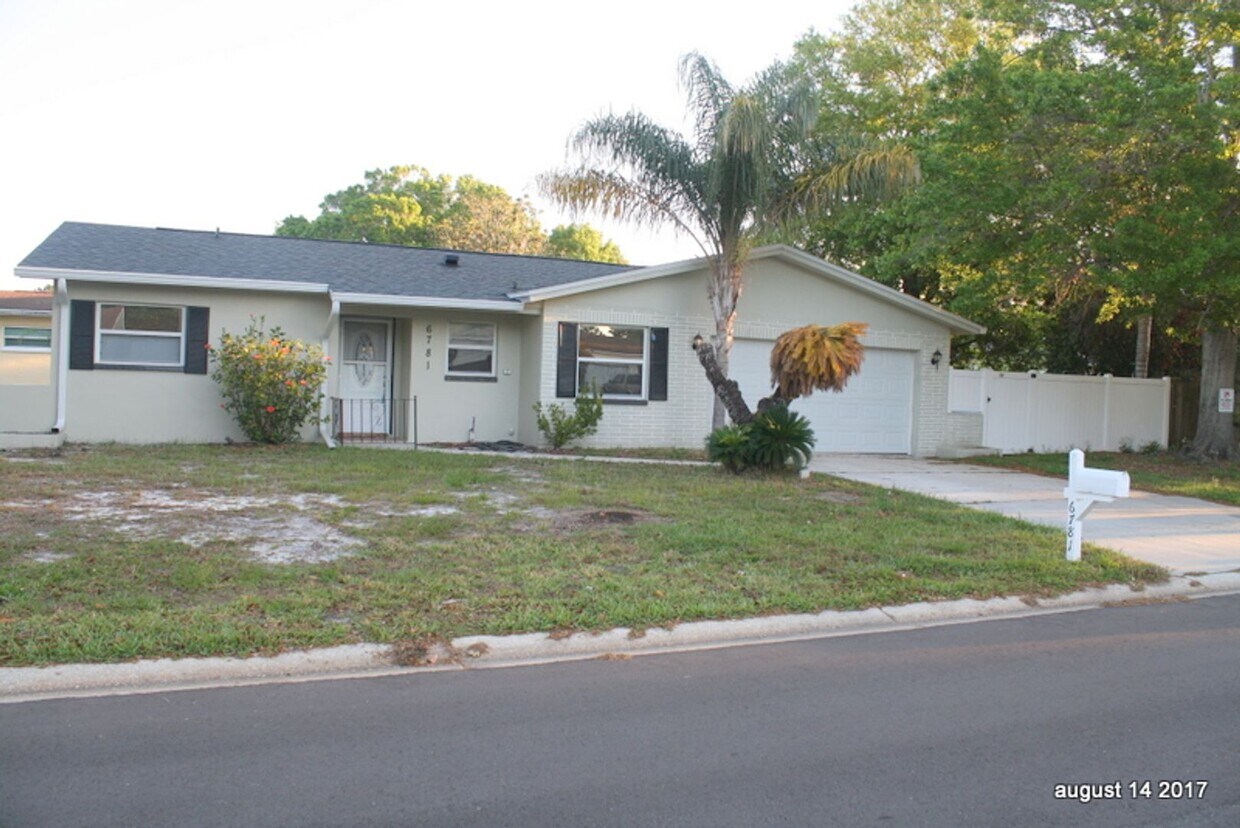 Foto principal - Charming 3 bedroom 2 bath in North Clearwa...