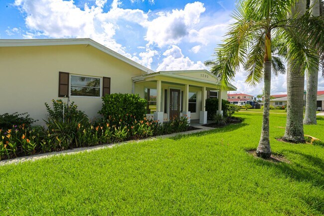 Building Photo - ** 3/2 NICELY FURNISHED HOME READY *** DOG...