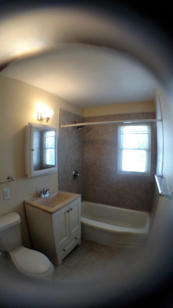 Building Photo - 2 Bedroom & 1 Bath Available Now!