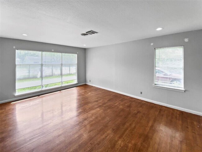 Building Photo - 403 Poinsettia St