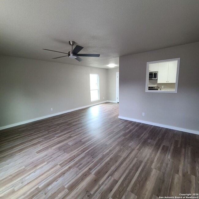 Building Photo - 3 Bedrooms 1 and 1/2 Bath