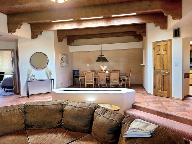 Foto del edificio - BEAUTIFUL HOME IN A PRIME LOCATION | Showings Coming soon!