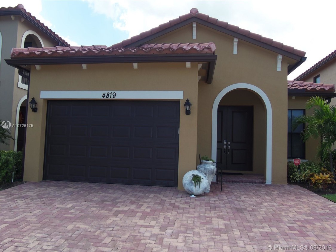 Foto principal - 4819 NW 51st Terrace