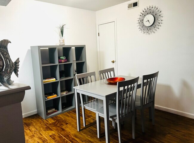 Foto del edificio - 910 S Walden St