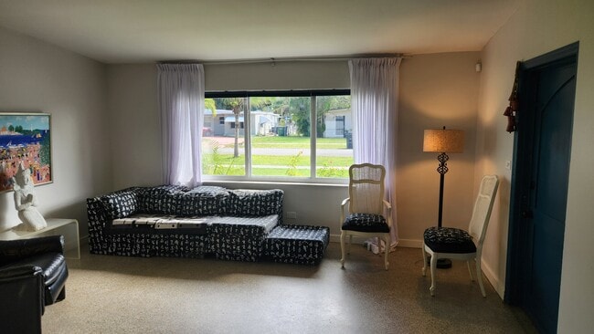 Foto del edificio - 565 NW 128th St