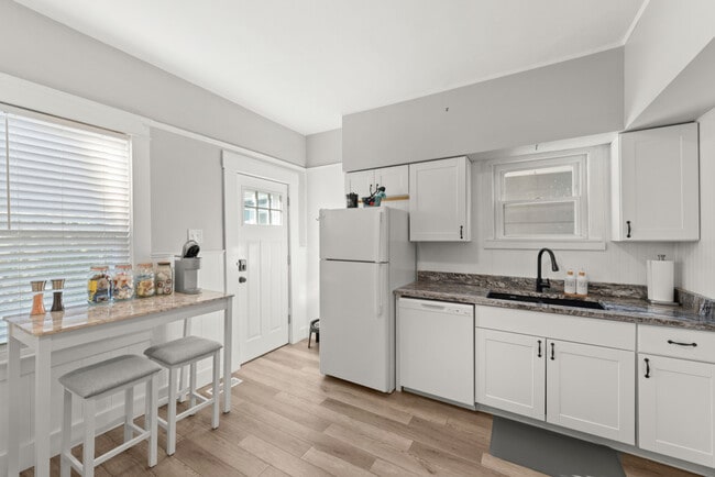 Building Photo - 1322 W 69th St