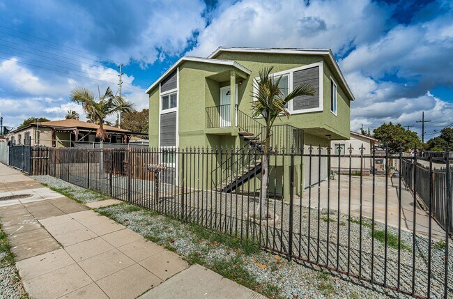 Building Photo - FENCED 2-BEDROOM / 1-BATH HOME W/ 2 CAR GA...