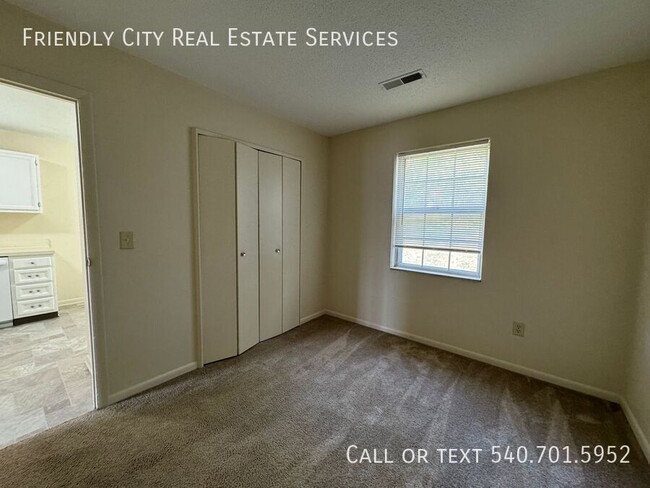 Building Photo - Upstairs, 1 bedroom, 1 bath apartment styl...