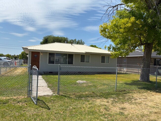 Building Photo - 658 Oriental Ave