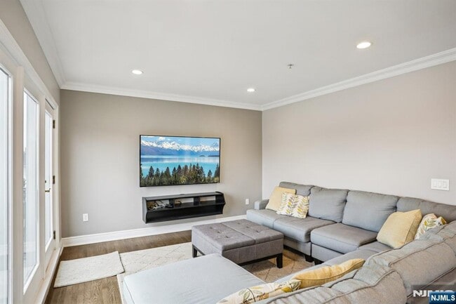 Building Photo - 343 The Promenade