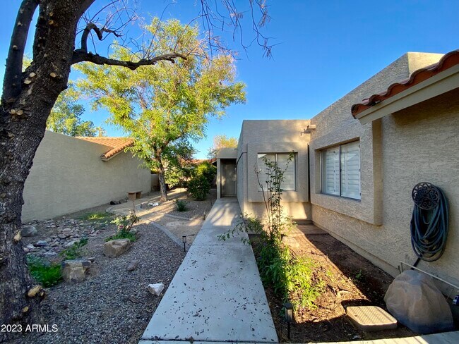 Foto del edificio - 1381 N Tamarisk Dr