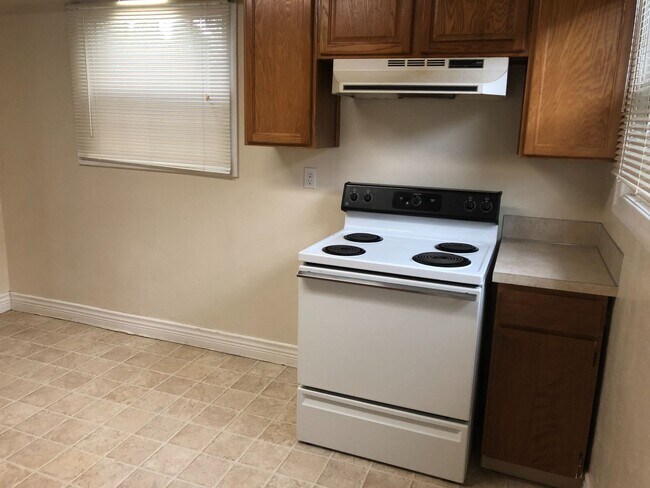 Foto del edificio - Well kept house near downtown Eugene with yard care included