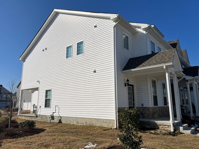 Foto del edificio - End unit townhome in the new Huntington Po...