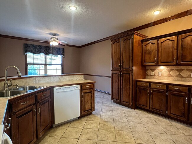 Foto del edificio - MOVE-IN SPECIAL AVAILABLE - Republic