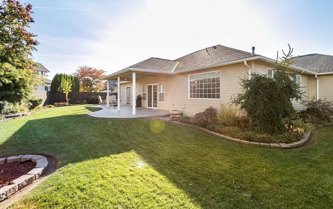 Building Photo - Spacious 3-Bedroom Home with Private Backy...