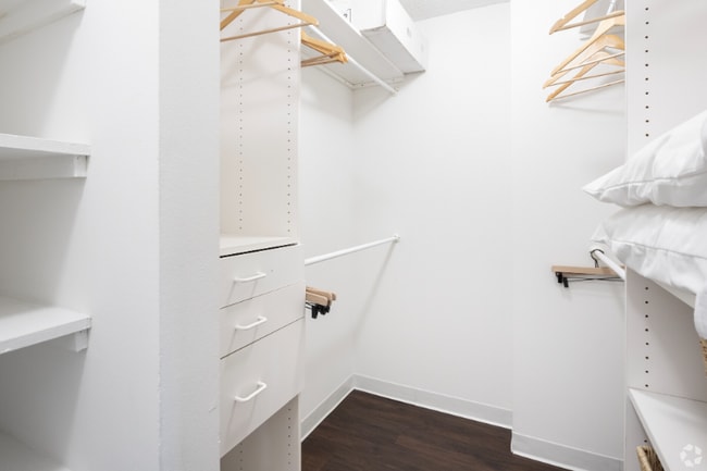 Photo - 422 E Ohio St Apartment