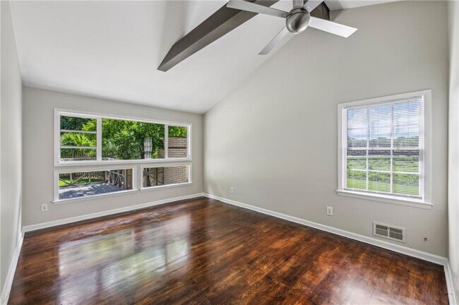 Building Photo - 2762 Dresden Dr
