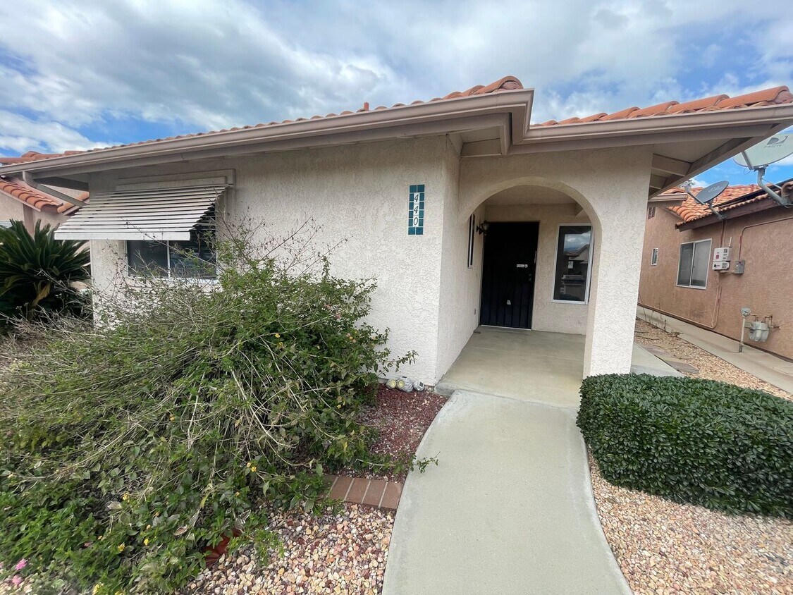 Foto principal - Two Bedroom Two Bathroom Home in Hemet!