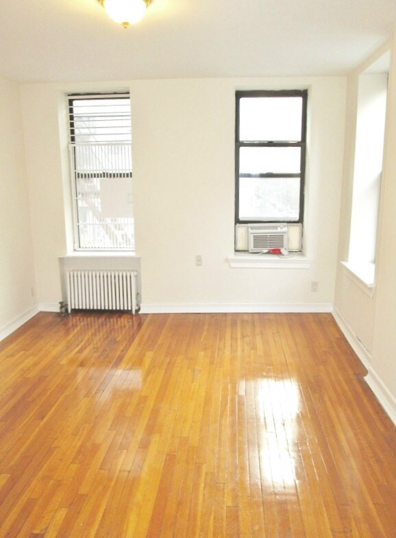 Building Photo - 400 E 91st St