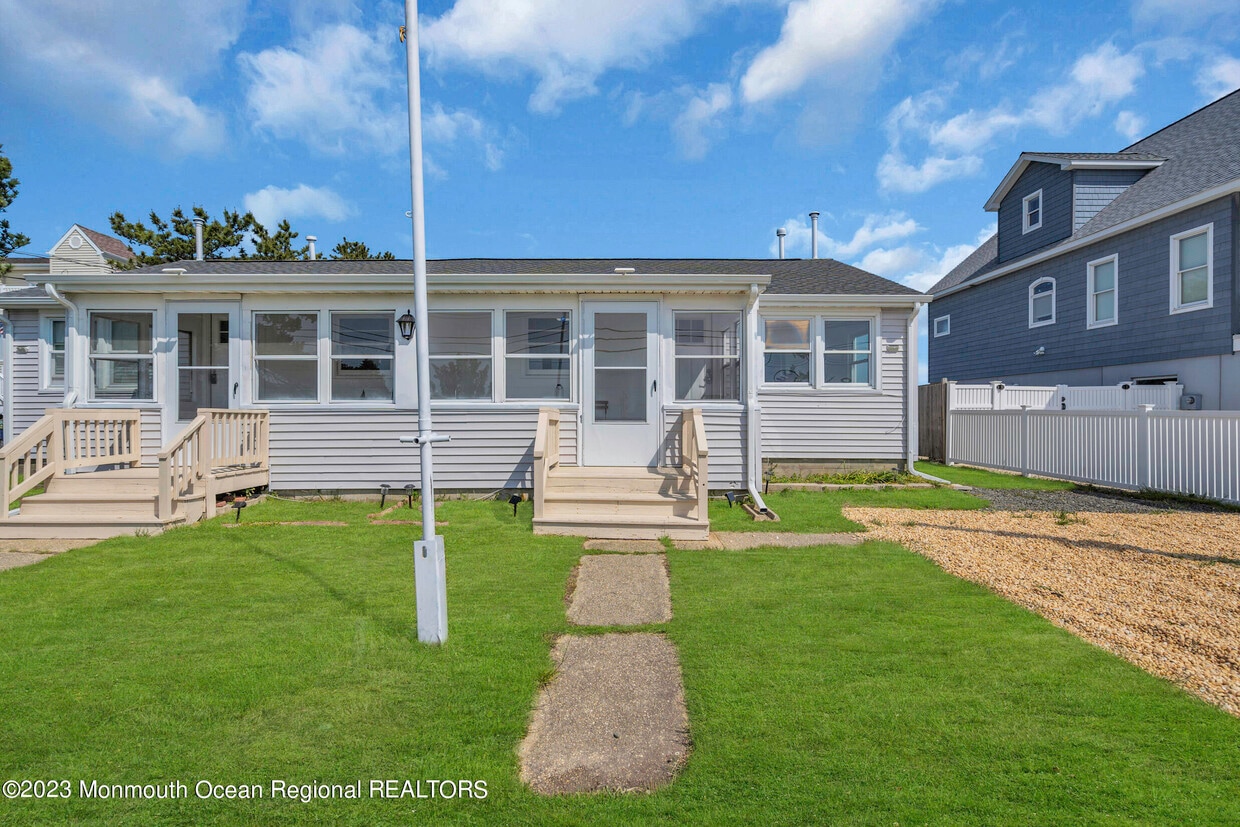 Primary Photo - 428 E Bay Ave