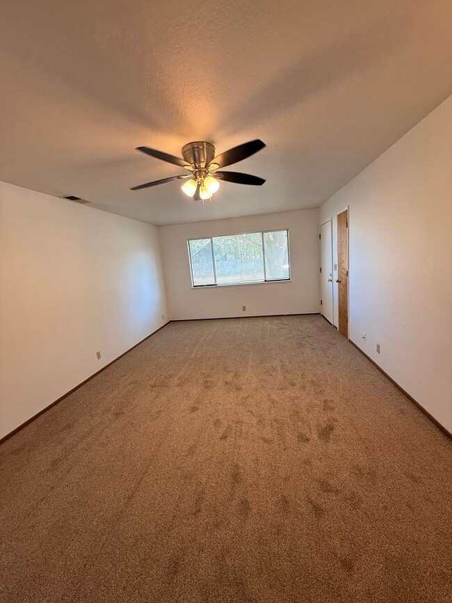 Building Photo - 965 Cyndi Cir