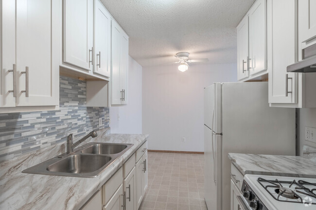 1BR,1BA - 610SF - Kitchen - Lynn Plaza