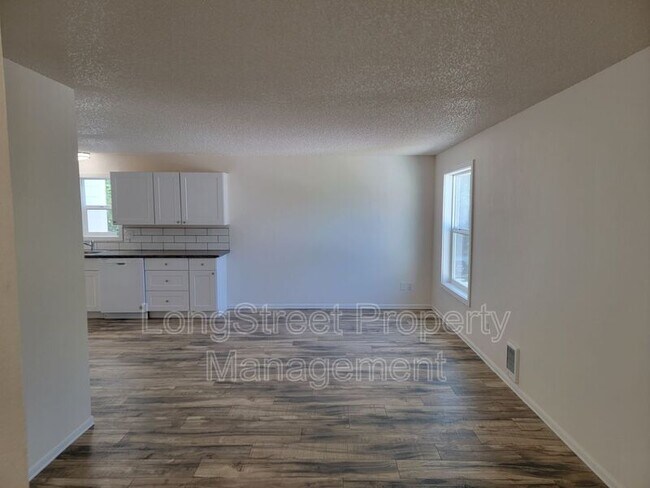 Building Photo - 627 3rd St