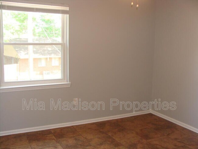 Building Photo - 1 Oak Forest Ln