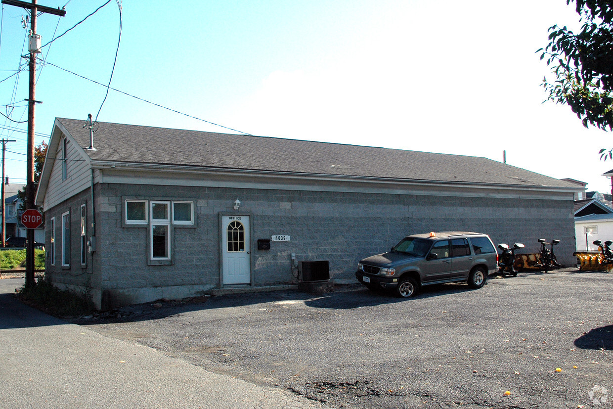 Building Photo - 1639 Newport Ave