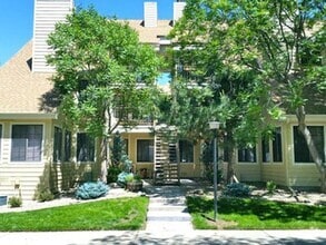 Building Photo - 910 S Dahlia St