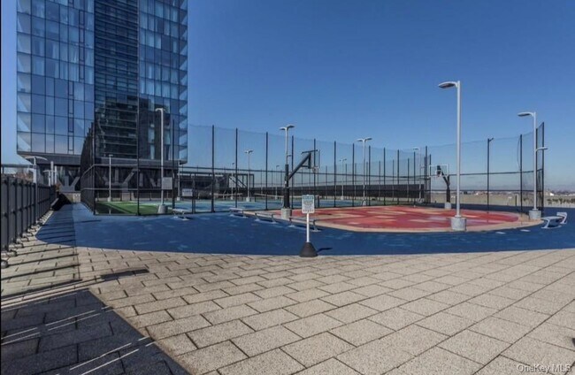 Foto del edificio - 131-01 40th Rd