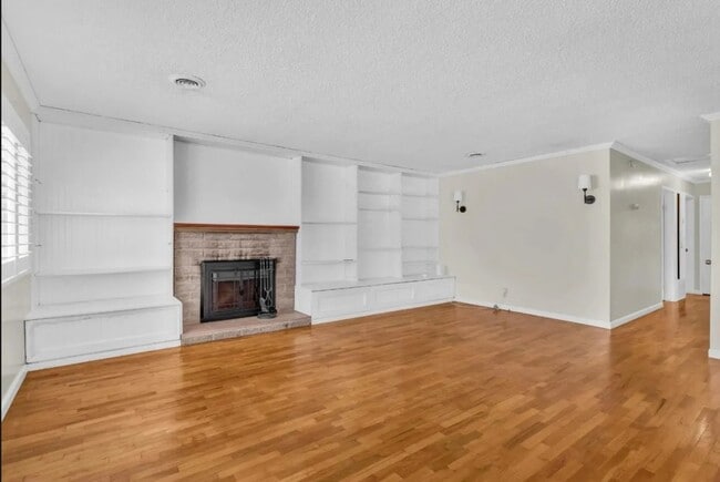 Building Photo - 1425 Luxton St