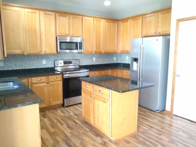 Building Photo - AVAILABLE! 4 Bedrooms on upper level! Comm...