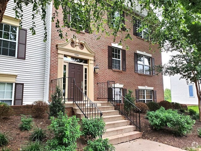Building Photo - 12100 Greenway Ct