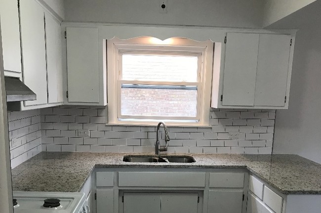 Building Photo - 8022 Oriole Ave