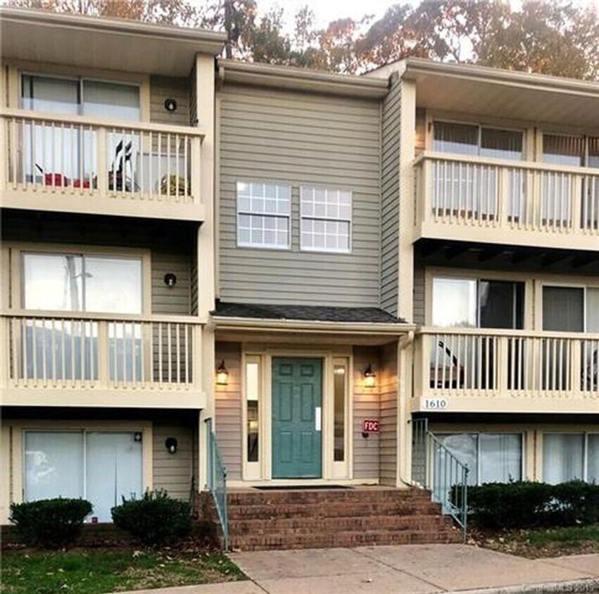 Primary Photo - Updated condo across from UNCC!! Dont Miss...