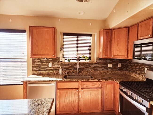 Building Photo - Must See 4 Bedroom! Great Location!