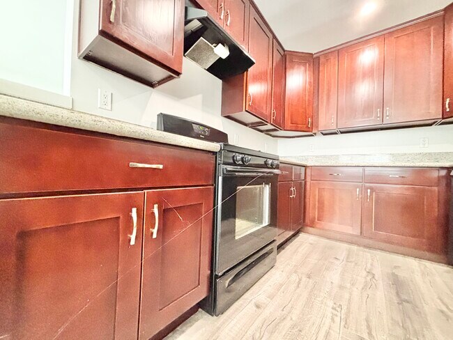 Foto del edificio - 14940 Magnolia Blvd Sherman Oaks, CA 91403