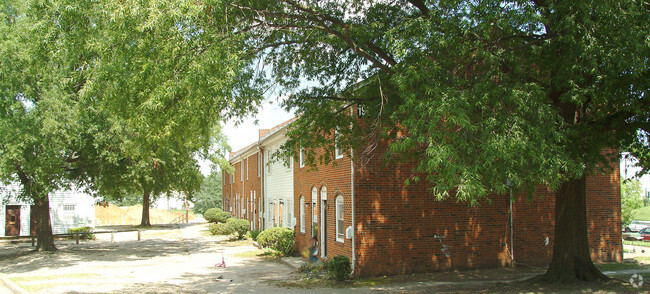 Building Photo - 1900 Cedar St