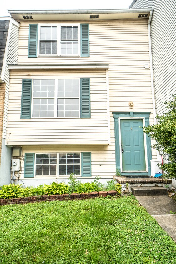 6 Piedmont Ct, Halethorpe, MD 21227 Townhome Rentals in Halethorpe MD