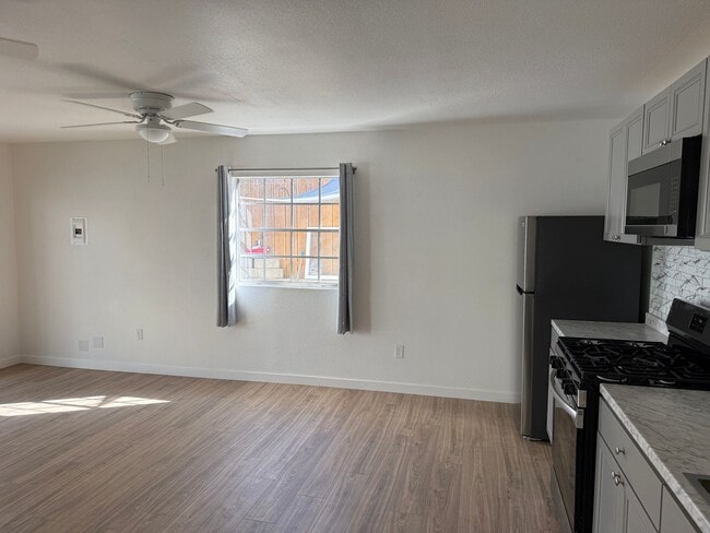 Foto del edificio - Totally remodeled guesthouse - available NOW