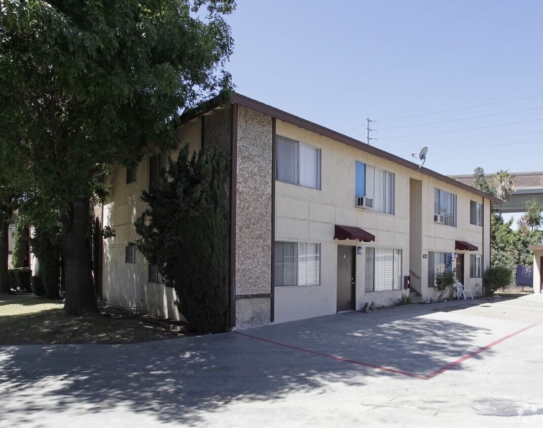 Primary Photo - 1605 Picadilly Way
