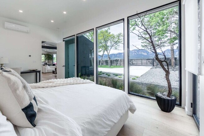 Foto del edificio - Modern Luxury Rental with Unobstructed Fla...