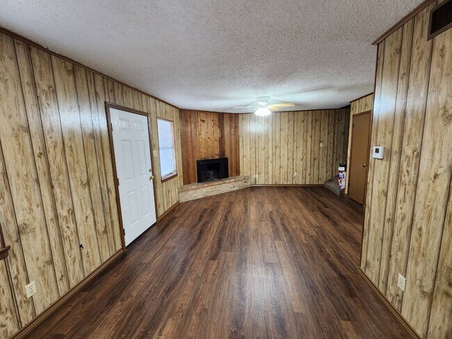 Building Photo - 409 S Grove St