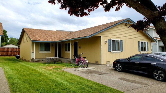 Building Photo - 2112 Yellowstone St